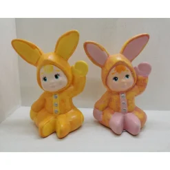 Süsses Hasenkind aus Keramik winkend