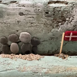 Steinbild auf Treibholz mit dänischer Glas-Fahne & Segelboot – Maritime Deko aus Strandfunden