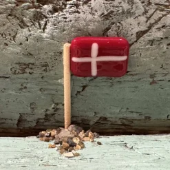 Steinbild auf Treibholz mit dänischer Glas-Fahne & Segelboot – Maritime Deko aus Strandfunden
