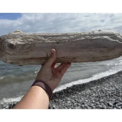 Steinbild auf Treibholz mit dänischer Glas-Fahne & Segelboot – Maritime Deko aus Strandfunden