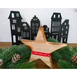 Stern aus Fichtenholz, rustikal geflammt mit rotem Satinband "Frohe Weihnachten" / Holzstern