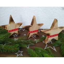 Stern aus Fichtenholz, rustikal geflammt mit rotem Satinband 