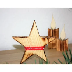 Stern aus Fichtenholz, rustikal geflammt mit rotem Satinband 