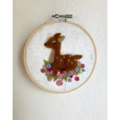 Stickrahmen, kleines gefilztes Reh, Wanddekor, Kinderzimmerdeko, befilzter Stickrahmen, Geschenk Taufe, Geburt, Babypart