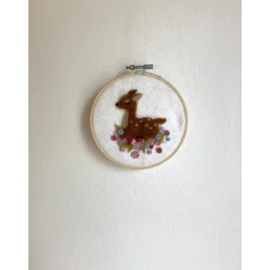 Stickrahmen, kleines gefilztes Reh, Wanddekor, Kinderzimmerdeko, befilzter Stickrahmen, Geschenk Taufe, Geburt, Babypart