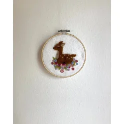 Stickrahmen, kleines gefilztes Reh, Wanddekor, Kinderzimmerdeko, befilzter Stickrahmen, Geschenk Taufe, Geburt, Babypart
