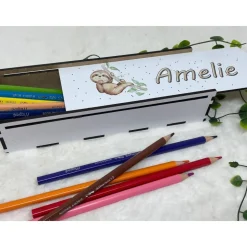 Stiftebox aus Holz personalisiert | Geschenk Einschulung| Federmäppchen Stifte Etui | Stifthalter Faultier