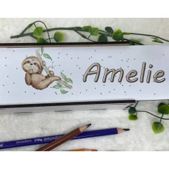 Stiftebox aus Holz personalisiert | Geschenk Einschulung| Federmäppchen Stifte Etui | Stifthalter Faultier