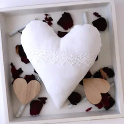 Stoffherz aus weißem Leinen mit Klöppelspitze – Handgemachte Vintage-Deko für Shabby Chic & Landhausstil