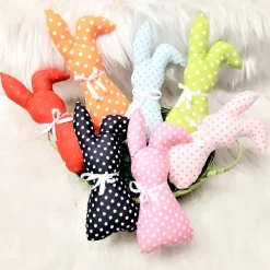 Stoffhäschen und Osterdeko in verschiedenen Farben