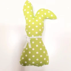 Stoffhäschen und Osterdeko in verschiedenen Farben