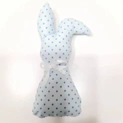 Stoffhäschen und Osterdeko in verschiedenen Farben