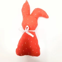 Stoffhäschen und Osterdeko in verschiedenen Farben