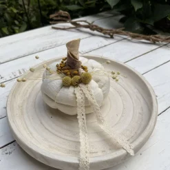 Stoffkürbis Leinen cremebeige – Handgemachte Herbstdeko mit Trockenblumen & Häkelspitze