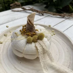 Stoffkürbis Leinen cremebeige – Handgemachte Herbstdeko mit Trockenblumen & Häkelspitze
