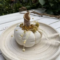 Stoffkürbis Leinen cremebeige – Handgemachte Herbstdeko mit Trockenblumen & Häkelspitze