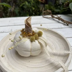 Stoffkürbis Leinen cremebeige – Handgemachte Herbstdeko mit Trockenblumen & Häkelspitze