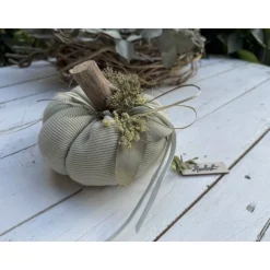 Stoffkürbis XL aus gerippter Baumwolle in Farmgrün – Skandi Herbstdeko mit Naturakzenten