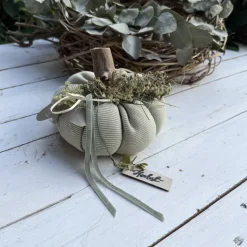 Stoffkürbis XL aus gerippter Baumwolle in Farmgrün – Skandi Herbstdeko mit Naturakzenten