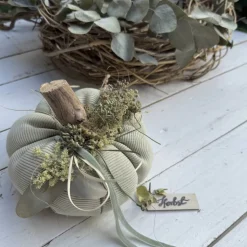Stoffkürbis XL aus gerippter Baumwolle in Farmgrün – Skandi Herbstdeko mit Naturakzenten