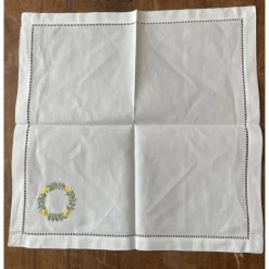 Stoffserviette 40 x 40 cm, bestickt, mit Lochsaum