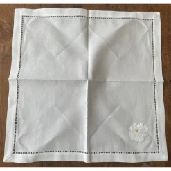 Stoffserviette 40 x 40 cm, bestickt, mit Lochsaum