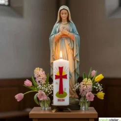 Strahl des Lebens – Handverzierte Osterkerze mit rotem Kreuz, Sonne & Alpha/Omega