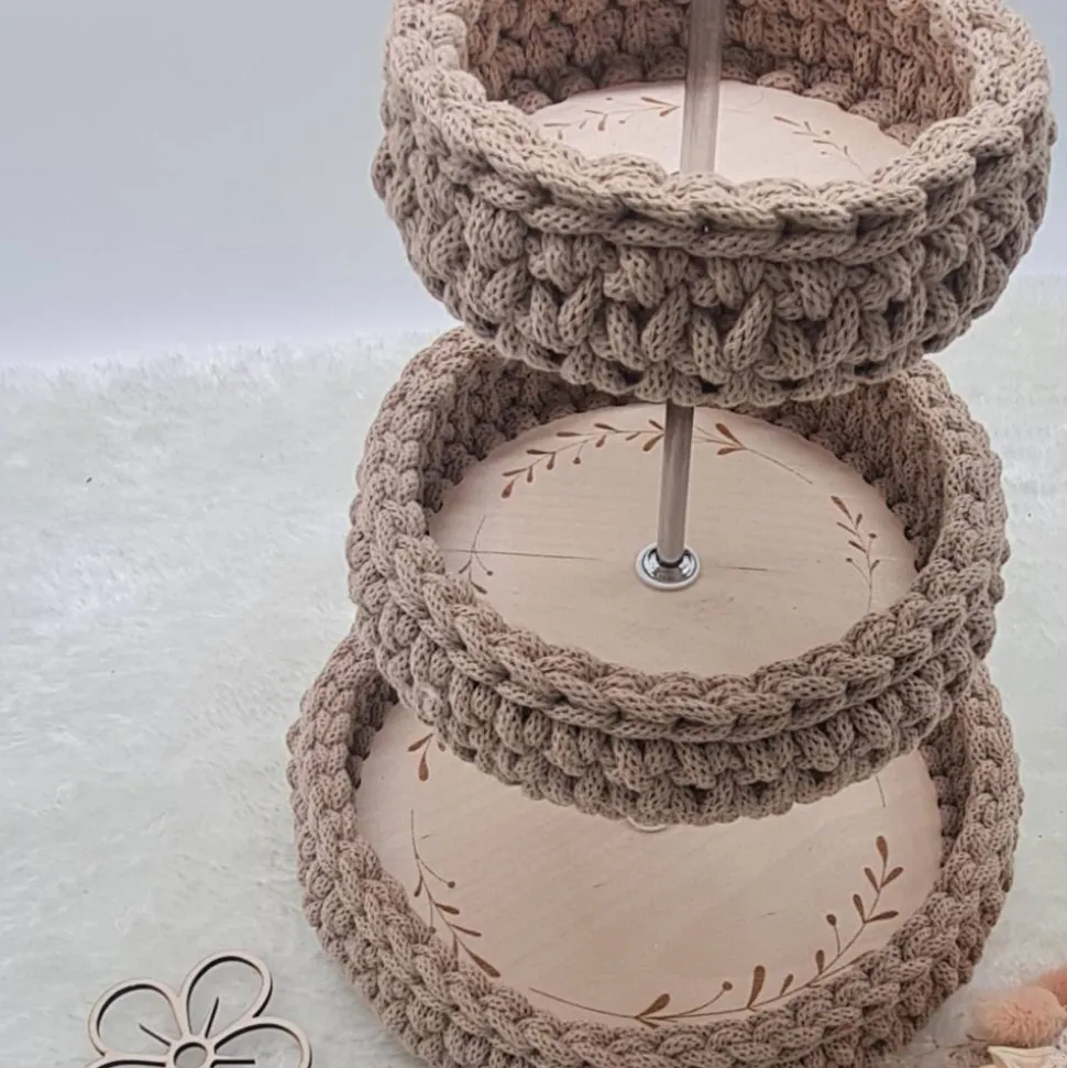 3-stufige Etagere aus Holz mit umhäkelten Böden | Optional mit Gravur