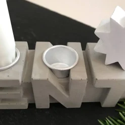 Stylischer Adventskranz aus Beton, puristischer Schriftzug ADVENT in grau, 25 cm