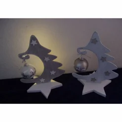 Tannenbaum mit Kugel und Beleuchtung