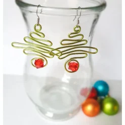 Tannenbaum Ohrringe mit rotem Schmuckstein