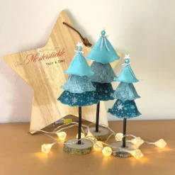 Tannenbäumchen mit Holzsockel in eisblau petrol – Einzigartige, handgemachte Weihnachtsdeko in 3 Größen