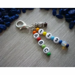 Taschenanhänger zur Einschulung mit Eule, Mondstein, Buchstaben- und Zahlenperlen – Geschenk zum Schulanfang