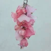 Taschenbaumler Blütentraube rosa – stilvoller Anhänger aus Acrylblüten & Glasbiconen
