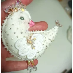 Taube Küken Ornament creme weiß beidseitig bestickt Unikat Osterdeko handmade Hochzeitsdeko