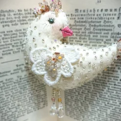 Taube Küken Ornament creme weiß beidseitig bestickt Unikat Osterdeko handmade Hochzeitsdeko