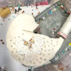 Taube Küken Ornament creme weiß beidseitig bestickt Unikat Osterdeko handmade Hochzeitsdeko