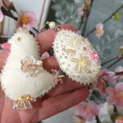 Taube Küken Ornament creme weiß beidseitig bestickt Unikat Osterdeko handmade Hochzeitsdeko