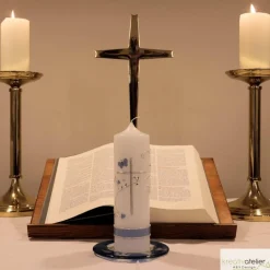 Taufkerze Kreuz, Schmetterling, Taube, Blumenranke, blau für Jungen oder rosa für Mädchen, personalisierbar