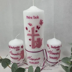 Taufkerze mit Herzen, Schmetterlinge und Engel - Altrosa-Beere - personalisiert
