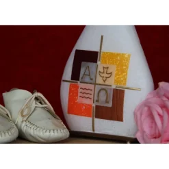 Taufkerze mit Kreuz und den Symbolen Welle, Taube, Alpha, Omega auf 4 Kacheln, besondere Form, für Jungen oder Mädchen