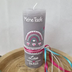 Taufkerze Rustikkerze grau-pink-türkis verziert mit Regenbogen und Herzen