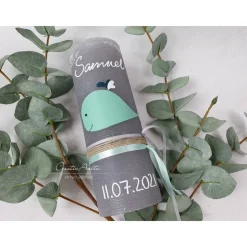 Taufkerze Rustikkerze Grau verziert mit einem Wal - minimalistisch - Mint-Weiß