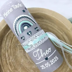 Taufkerze Rustikkerze Grau-Petrol verziert mit Regenbogen Herzen und christlichen Symbolen