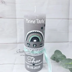 Taufkerze Rustikkerze Grau-Petrol verziert mit Regenbogen Herzen und christlichen Symbolen