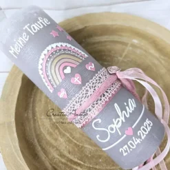 Taufkerze Rustikkerze Grau verziert mit Regenbogen Herzen und christlichen Symbolen