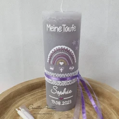 Taufkerze Rustikkerze grau-lila-flieder verziert mit Regenbogen und Herzen