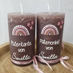 Taufkerze Rustikkerze Taupe mit Teelichteinsatz, verziert mit Regenbogen Herzen und christlichen Symbolen