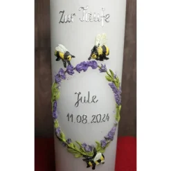 Taufkerze 25x8 - Lavendel, Bienen - Handverziert -