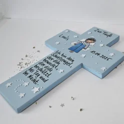 Taufkreuz personalisiert – Handbemaltes Holzkreuz mit Schutzengel & Spruch als Taufgeschenk für Jungen